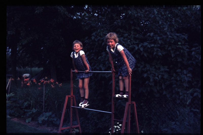 26.Gronau juli 1968 Brigitte,Marion.JPG